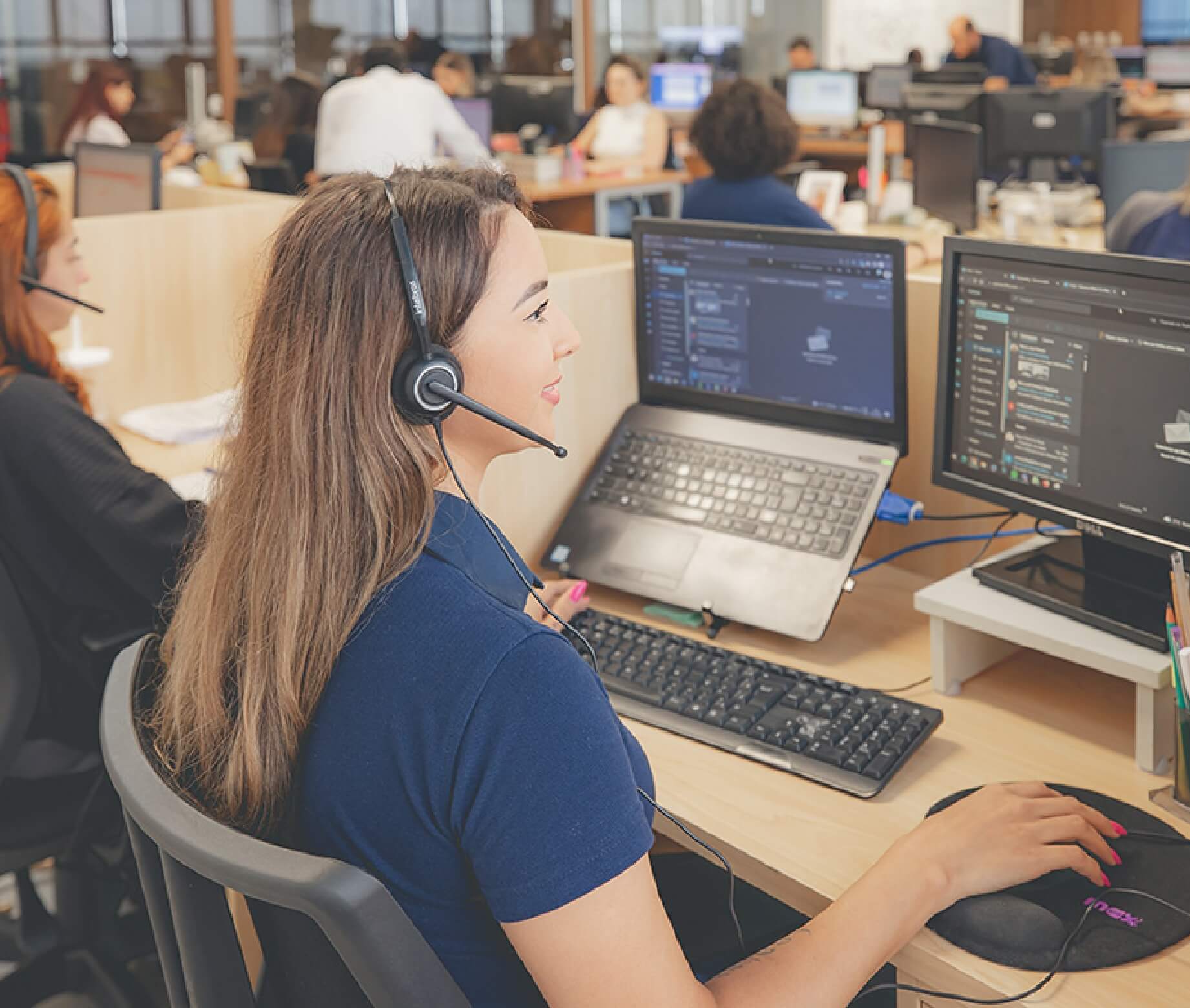 Atendente em call center trabalhando