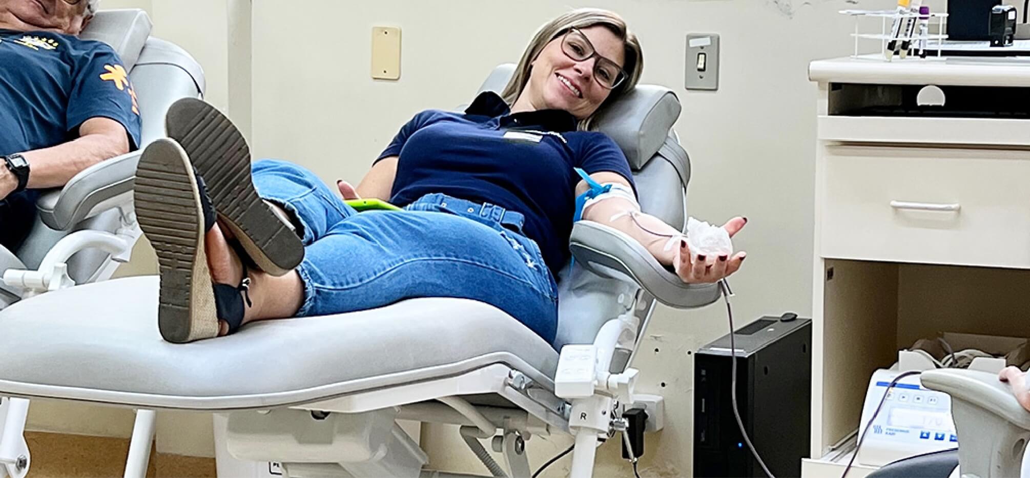 Mulher fazendo doação de sangue no Hemosc